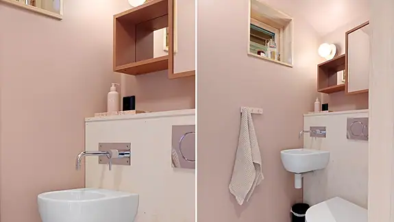 Italienske fliser og innebygde armaturer gir badet et eksklusivt uttrykk