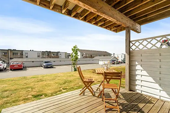 Fra stuen er det direkte utgang til en overbygget uteplass - perfekt for morgenkaffen eller rolige sommerkvelder