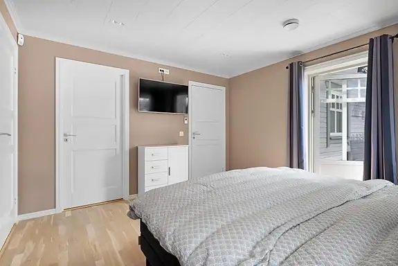 Soverommet har eget bad, badstue og garderobe