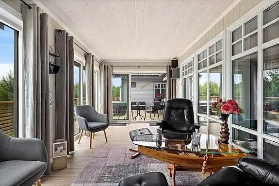 Fra peisstuen er det utgang til vinterhage