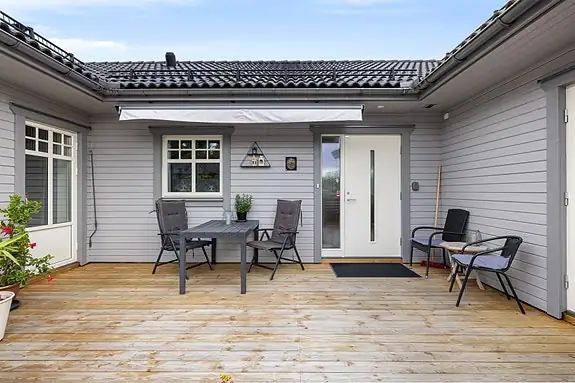 Ved inngangsparti på framsiden av bolig er det en hyggelig uteplass