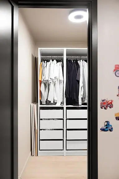 Fra alkoven er det tilgang til et walk-in closet