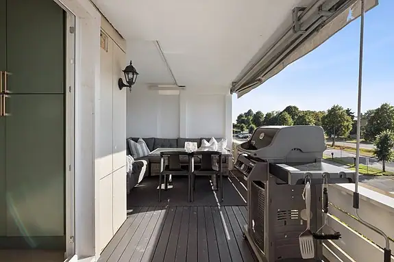 Det er god plass til både spisegruppe, loungemøbler og grill