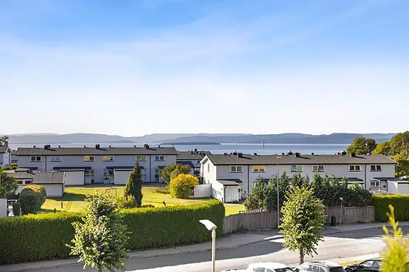 Den åpne utsikten mot sjøen setter et flott preg på uteplassen og gjør balkongen til et naturlig sted å nyte ettermiddagen og kvelden