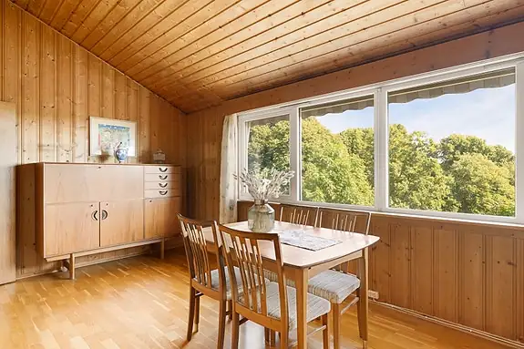 Vindusflater rammer fint inn det utenfor