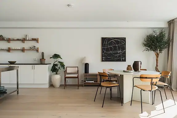 Med nøytrale toner på vegger og møbler, kan kunst og tekstiler ha farger og former
