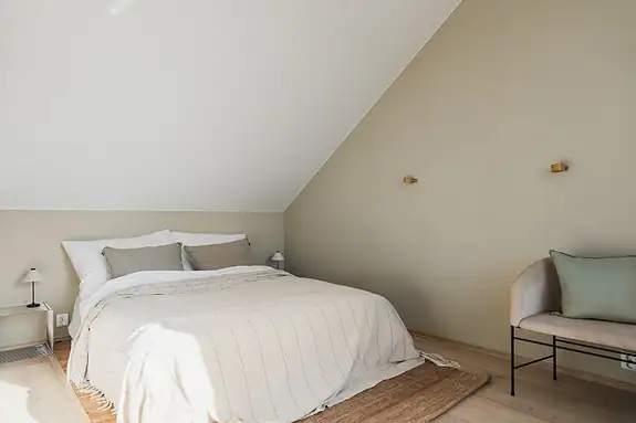 Romslig hovedsoverom med god plass til ønsket dobbelseng og nattbord på hver side