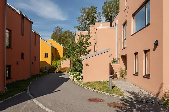 Nabolaget har fått tilnavnet "Kardemomme by" - kanskje fordi de fargerike fasadene vekker gode barndomsminner?