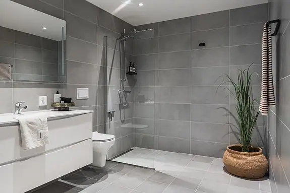 Det romslige hovedbadet er tidløst flislagt, med varme i gulv