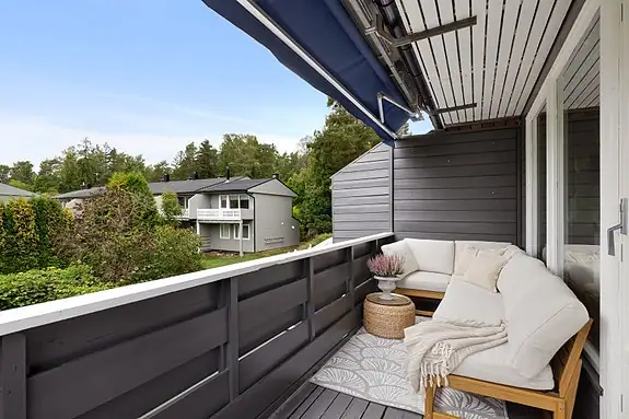 Verandaen har plass til sittegruppe og har markise