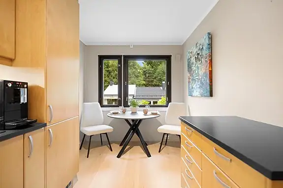 Plass til frokostbord på kjøkkenet