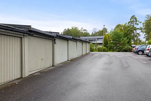 Det medfølger garasjeplass i felles garasjerekke
