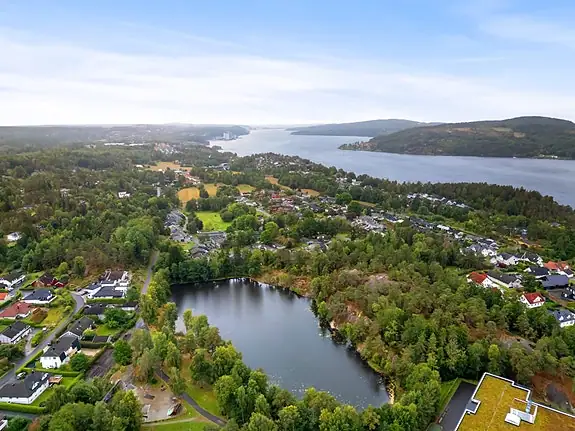 Rekkehuset ligger i et rolig og samtidig sentralt område med kort vei til det meste, deriblant Son sentrum, badeplasser og turområder