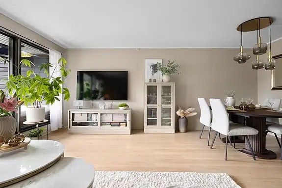 Stuen er lys og romslig og deles naturlig inn i spisestue og tv-stue