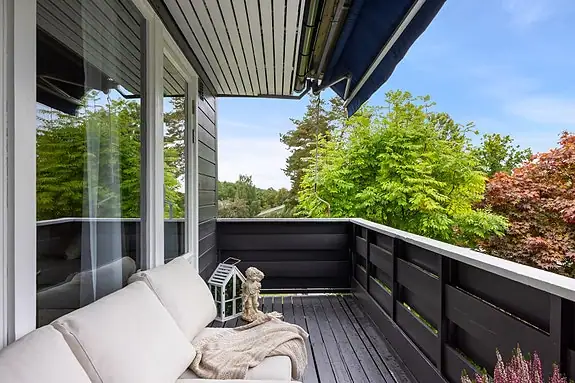 Utgang fra stue til solrik, vestvendt veranda