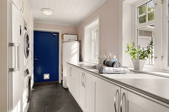 Deilig vaskerom, som dessuten har katteluke, for deg som har en firbeint del av familien
