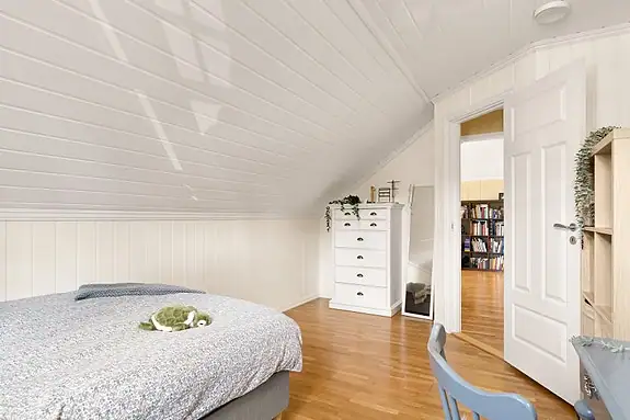 Rommet har god plass til garderobe og annet møblement