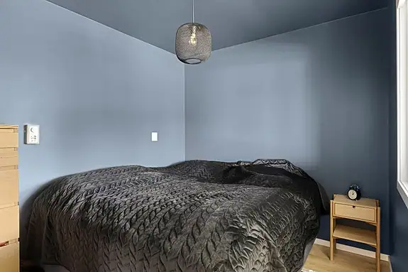 Soverommet har en lun fargepalett og god plass til dobbeltseng og tilhørende
møblement.