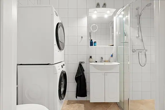 Badet er praktisk innredet med dusjhjørne, servant, toalett og opplegg for
vaskemaskin.