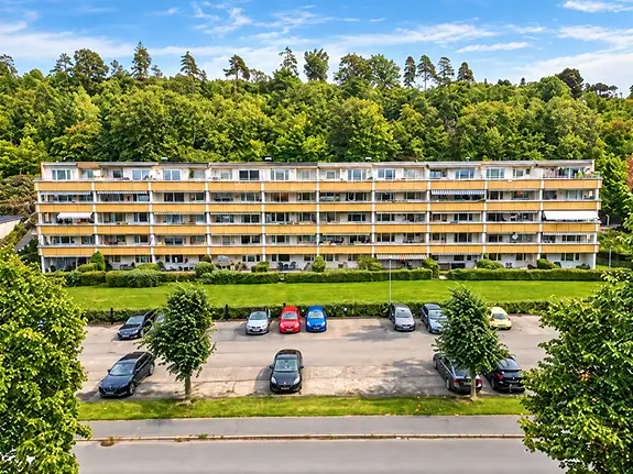 Leilighetens plassering er markert - fint beliggende med vestvendt balkong og gode
solforhold.