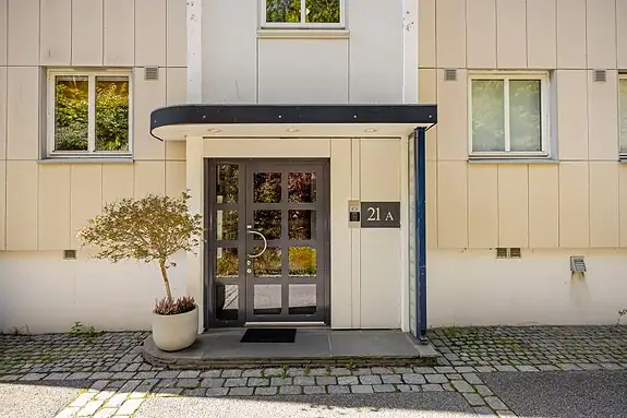 Velkommen inn! Et ryddig og hyggelig inngangsparti leder inn til boligen.