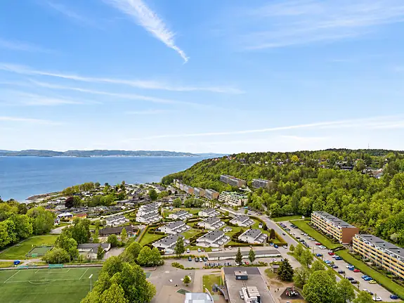 Dronebildet viser den flotte plasseringen mellom sjø og grønne omgivelser - et område
som inviterer til et aktivt friluftsliv.