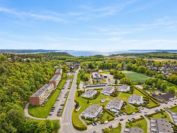 Området byr på grønne omgivelser, nærhet til idrett, turmuligheter og kort vei til
hverdagens servicetilbud.