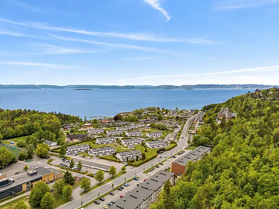 Her får du både sjø, natur og et etablert boligområde samlet på ett sted - en attraktiv
kombinasjon i hverdagen. Velkommen til visning!