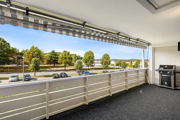 Den romslige, vestvendte balkongen på ca. 16 m² er et av boligens store høydepunkter
- her ligger alt til rette for solrike ettermiddager og lange sommerkvelder.