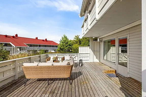 Stor og solrik terrasse er plassen for de varme sommerdagene