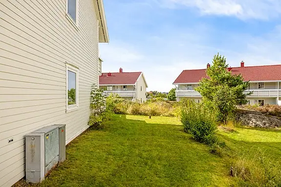En hage strekker seg langs veggen, perfekt for deg med små barn