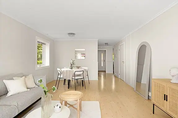 Stuen har fin plass til både sofakrok og spisedel