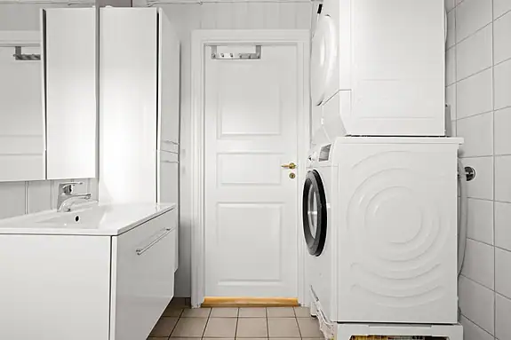 På badet er det også opplegg for vaskemaskin og plass til vaskesøyle.
