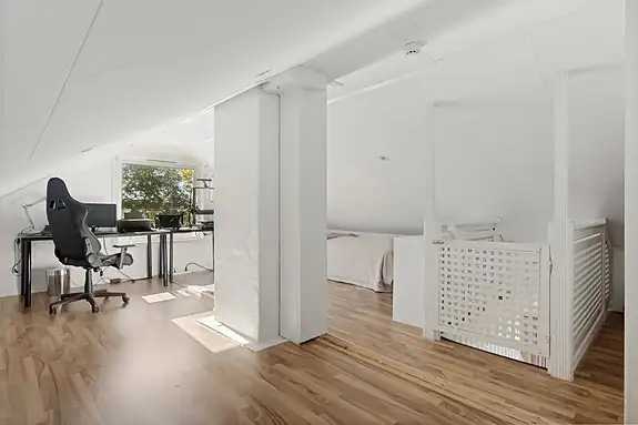 Innvendig trapp fra stuen fører til et innredet loft, i dag brukt som stue/kontor. Godkjenning til varig opphold er ikke dokumentert.