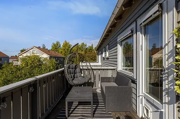 Fra stuen går du rett ut på verandaen på 9 m² - et hyggelig sted med masse sol!