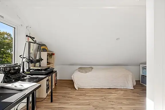 Loftesetasjen kan benyttes som et ekstra rom for tv eller seng. Vindu med brannstige.
