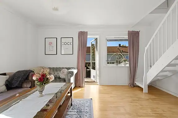 Åpne verandadøren og la sommerdagen slippe inn. Fra sofakroken er veien kort til kaffekoppen og en hyggelig pause ute på verandaen.