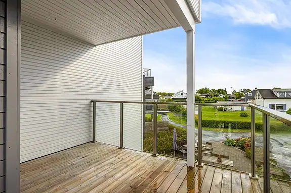 Her er det god plass til utemøbler og hyggelige sommerdager