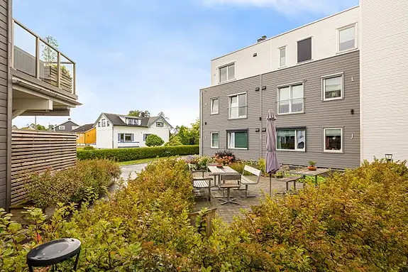 Et hyggelig fellesområde med gode solforhold og plass til å nyte fine sommerdager