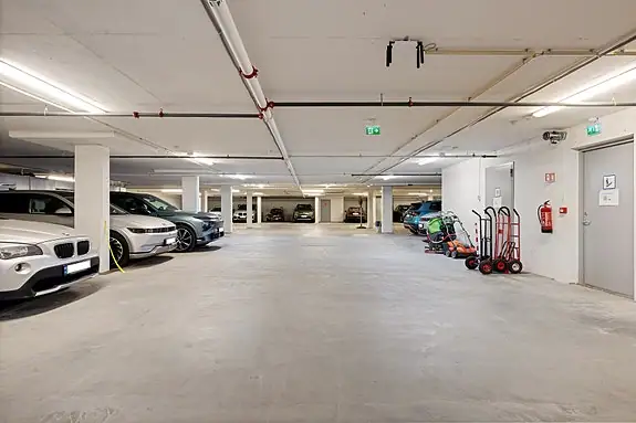 Egen p-plass i kjeller følger med leiligheten