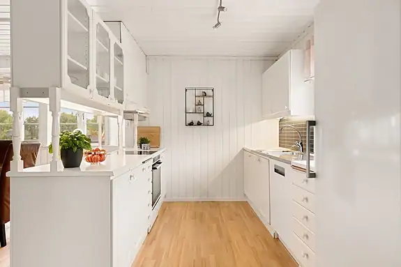 Innredningen har lyse profilerte fronter og laminert benkeplate