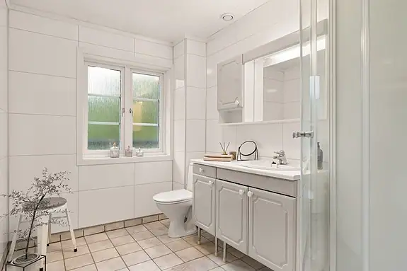 Badet i andre etasje er i hovedsak fra byggeår og har behov for oppgradering. Det er varmekabler i gulv