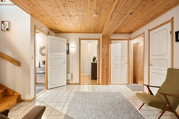 Romslig og flislagt hall