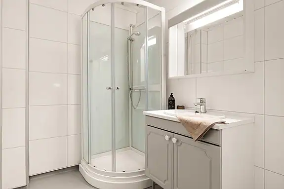 Badet i 1.etg. som også ble pusset opp i 2019 har vinylbelegg på gulv, våtromsplater veggene, samt varmekabler