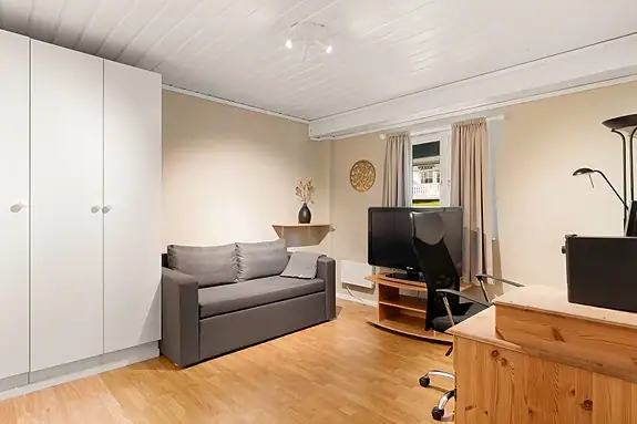 I første etasje finner du 2 av boligens soverom