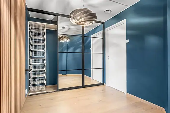 Rommet har en stor skyvedørsgarderobe!