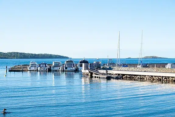 Rusleavstand til sjøbadet med strand og båthavn, perfekt for en morgendukkert