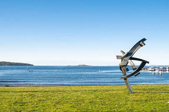 Sjøbadet har både gressplen og sand, alt etter smak og behag