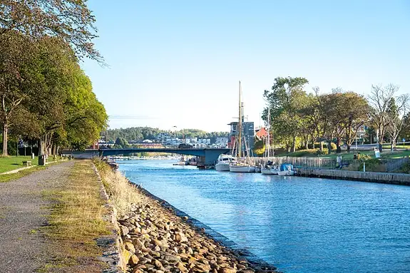 Litt lenger ned finner du kanalparken og kommer videre til Moss sentrum