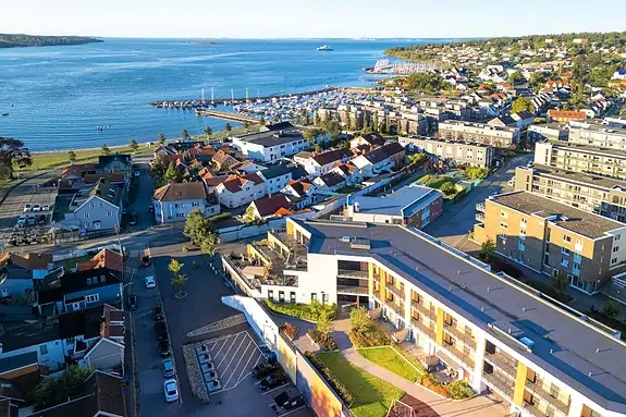 I nærheten ligger kafeer, matbutikker og mye mer